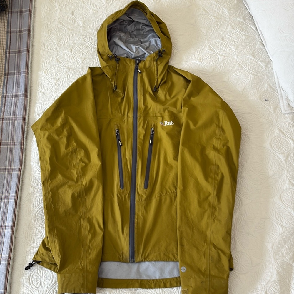 RAB Men’s Momentum Raincoat. LARGE
